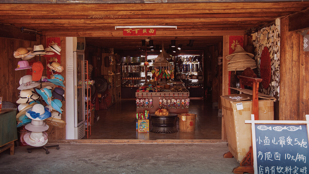 小商店景區最不缺的就是旅游紀念小商品店鋪