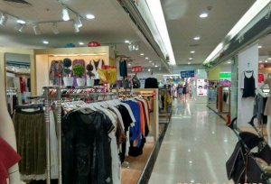 大康惠百貨服裝店商鋪租轉(zhuǎn) 西大東門對面旺鋪商機